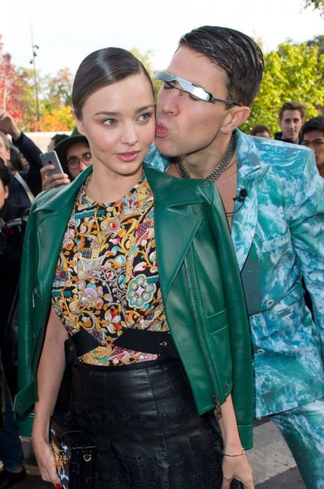 Vitalii Sediuk -Ο Ουκρανός δημοσιογράφος που ορμάει και χαϊδεύει τους σταρ [εικόνες] | iefimerida.gr 8