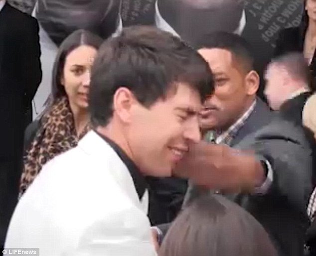 Vitalii Sediuk -Ο Ουκρανός δημοσιογράφος που ορμάει και χαϊδεύει τους σταρ [εικόνες] | iefimerida.gr 1