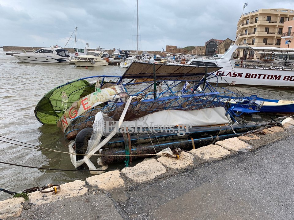 Χανιά: Βυθίστηκε ιστιοφόρο στο λιμάνι εξαιτίας της κακοκαιρίας [εικόνες] | iefimerida.gr 3