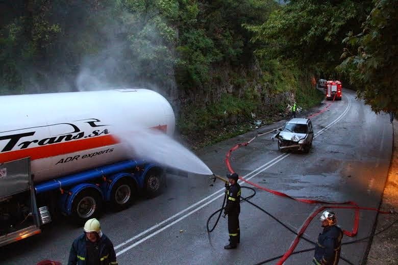 Θρίλερ στην Εθνική οδό Ιωαννίνων -Αρτας: «Τρελό» βυτιοφόρο συγκρούστηκε με Ι.Χ. και ακολούθησε διαρροή υγραερίου [εικόνες] | iefimerida.gr 0