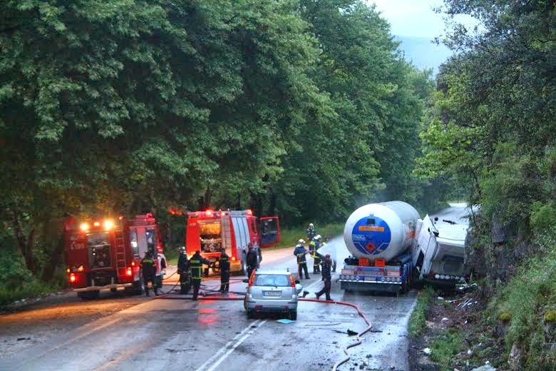 Θρίλερ στην Εθνική οδό Ιωαννίνων -Αρτας: «Τρελό» βυτιοφόρο συγκρούστηκε με Ι.Χ. και ακολούθησε διαρροή υγραερίου [εικόνες] | iefimerida.gr 1