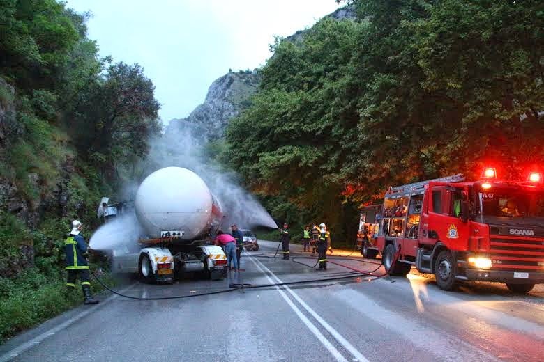 Θρίλερ στην Εθνική οδό Ιωαννίνων -Αρτας: «Τρελό» βυτιοφόρο συγκρούστηκε με Ι.Χ. και ακολούθησε διαρροή υγραερίου [εικόνες] | iefimerida.gr 2