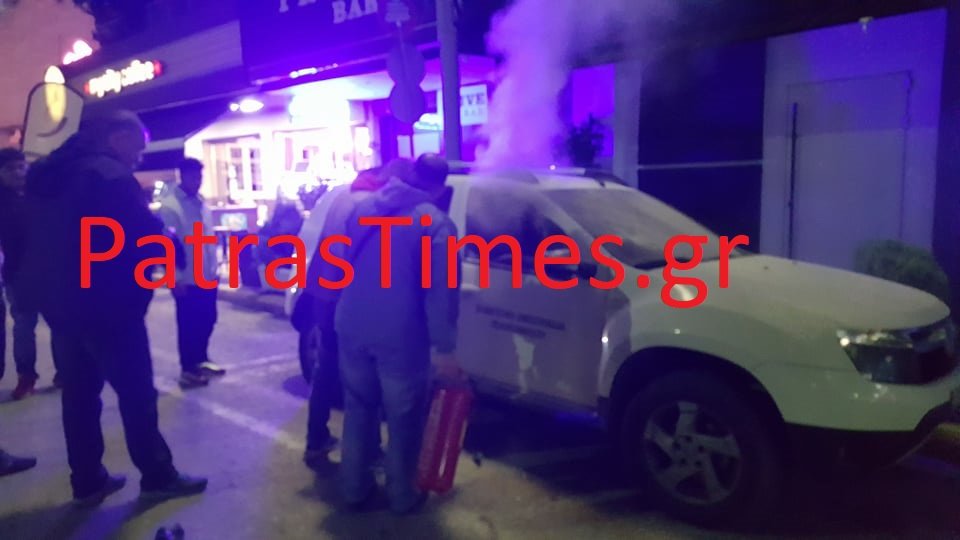 Eπεισόδια και στην Πάτρα: Βροχή από μολότοφ, έσπασαν βιτρίνα, φωτιά σε ΙΧ [εικόνες & βίντεο] | iefimerida.gr 0