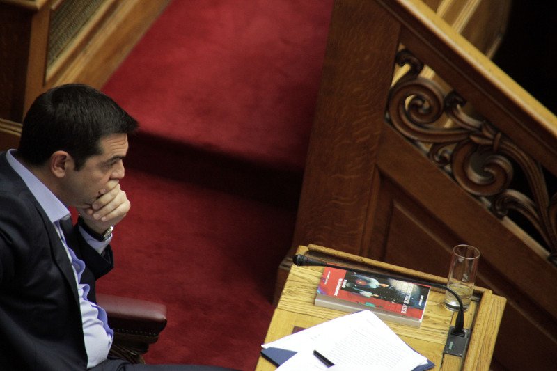 Το βιβλίο-έκπληξη που κουβαλούσε ο Τσίπρας στη Βουλή - Ζωγράφιζε κάλπες στα χαρτιά του [εικόνες] | iefimerida.gr 1