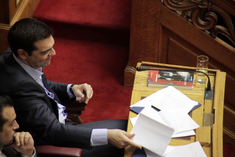 Το βιβλίο-έκπληξη που κουβαλούσε ο Τσίπρας στη Βουλή - Ζωγράφιζε κάλπες στα χαρτιά του [εικόνες] | iefimerida.gr 2