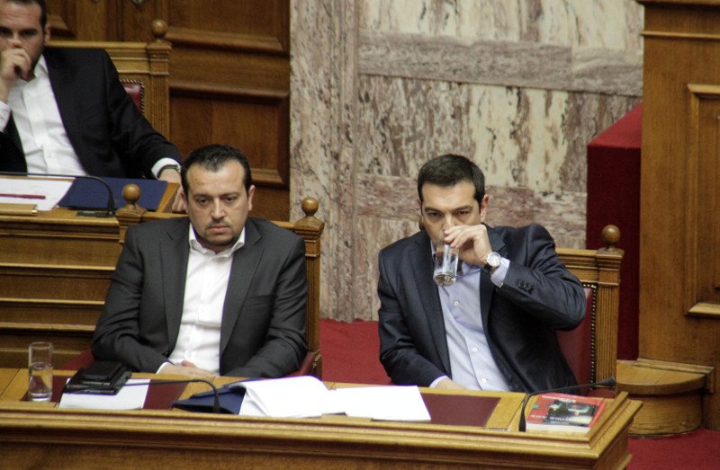 Το βιβλίο-έκπληξη που κουβαλούσε ο Τσίπρας στη Βουλή - Ζωγράφιζε κάλπες στα χαρτιά του [εικόνες] | iefimerida.gr 3