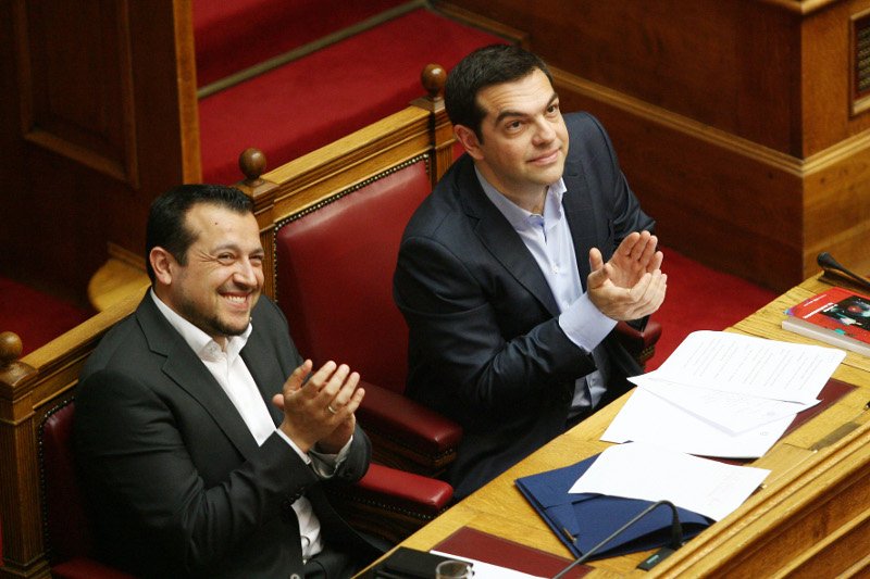 Το βιβλίο-έκπληξη που κουβαλούσε ο Τσίπρας στη Βουλή - Ζωγράφιζε κάλπες στα χαρτιά του [εικόνες] | iefimerida.gr 4