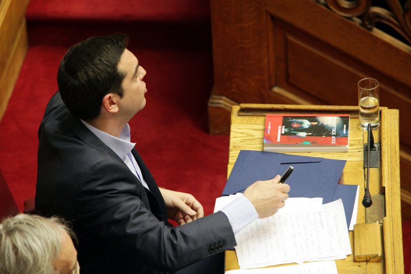Το βιβλίο-έκπληξη που κουβαλούσε ο Τσίπρας στη Βουλή - Ζωγράφιζε κάλπες στα χαρτιά του [εικόνες] | iefimerida.gr 5