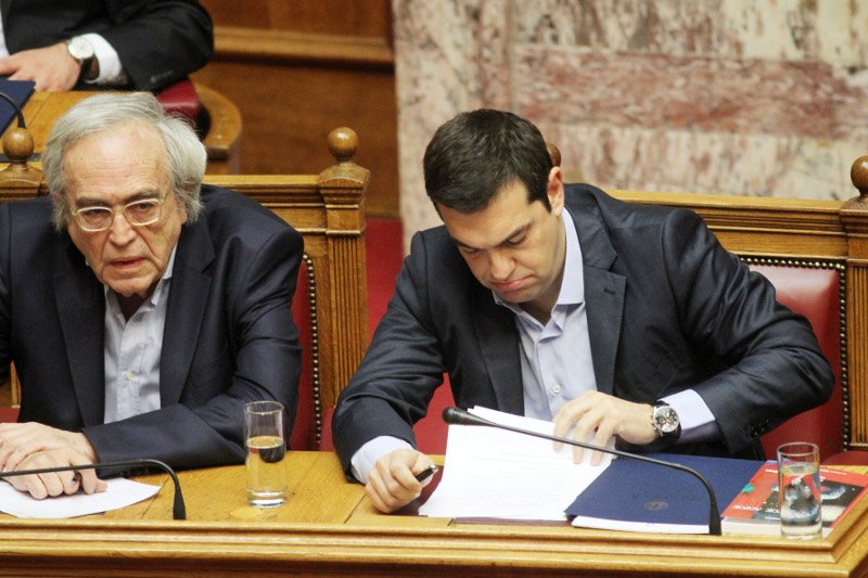 Το βιβλίο-έκπληξη που κουβαλούσε ο Τσίπρας στη Βουλή - Ζωγράφιζε κάλπες στα χαρτιά του [εικόνες] | iefimerida.gr 6