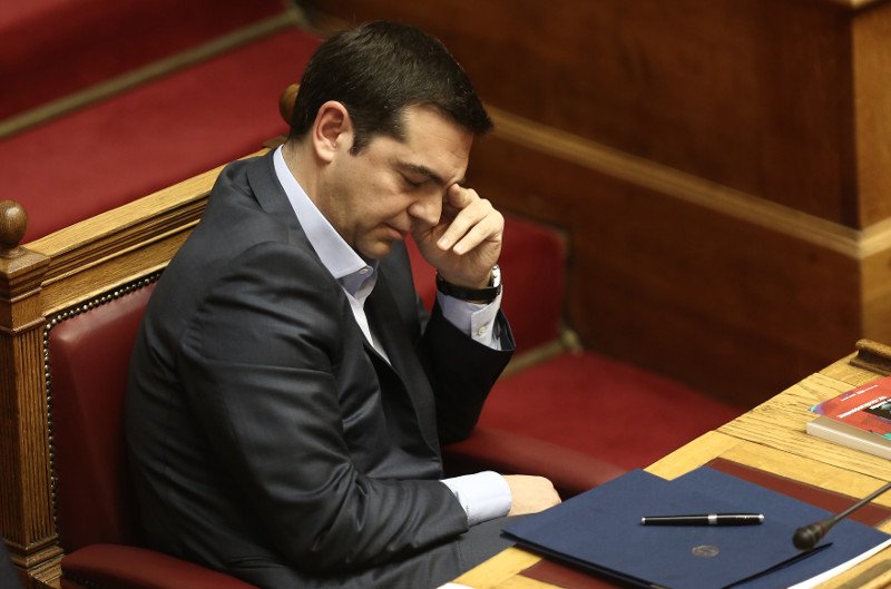 Το βιβλίο-έκπληξη που κουβαλούσε ο Τσίπρας στη Βουλή - Ζωγράφιζε κάλπες στα χαρτιά του [εικόνες] | iefimerida.gr 7