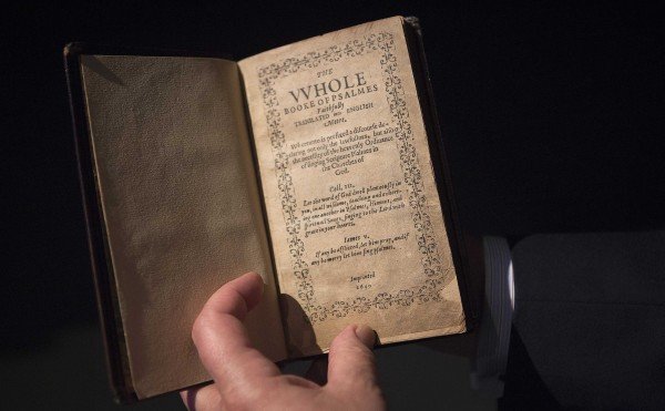 Αυτό είναι το πρώτο βιβλίο που τυπώθηκε στην Αμερική και κοστίζει 14,2 εκατ. δολάρια [εικόνες] | iefimerida.gr 0