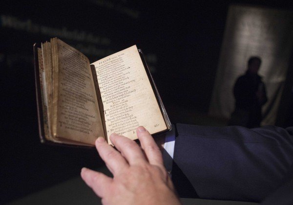 Αυτό είναι το πρώτο βιβλίο που τυπώθηκε στην Αμερική και κοστίζει 14,2 εκατ. δολάρια [εικόνες] | iefimerida.gr 1