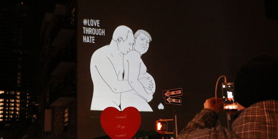 Η εικόνα σε δρόμο του Μανχάταν που έγινε viral -Ο Πούτιν γυμνός αγκαλιάζει τον... έγκυο Τραμπ [εικόνες] | iefimerida.gr 0