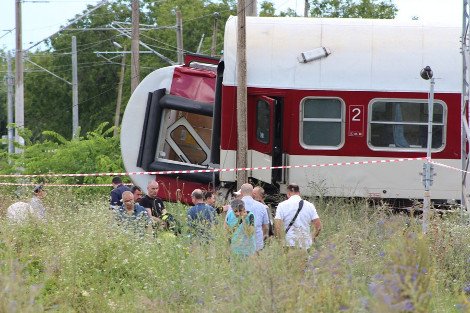 Τρόμος σε αμαξοστοιχία στη Βουλγαρία: Ενας νεκρός και 15 τραυματίες από εκτροχιασμό τρένου [εικόνες] | iefimerida.gr 0