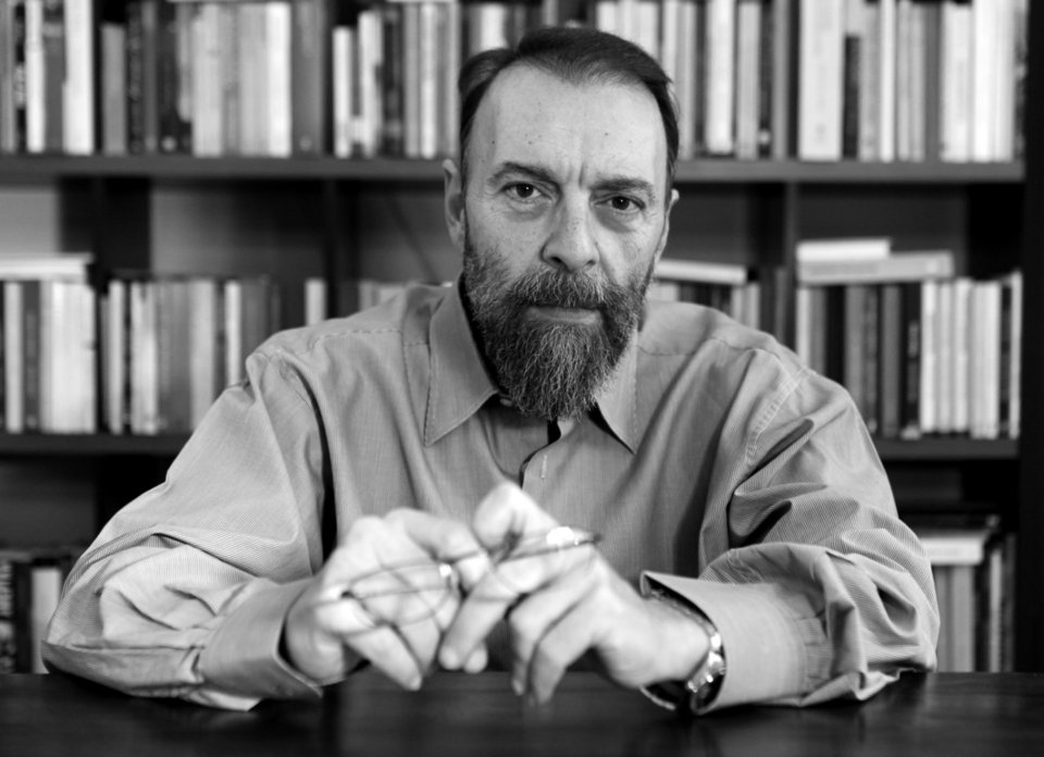 Ο Γιάννης Βλαστάρης παρουσιάζει το Λεξικό Χωρίς Γραβάτα -Μία έκδοση για την επικοινωνιακή βαβέλ | iefimerida.gr 1