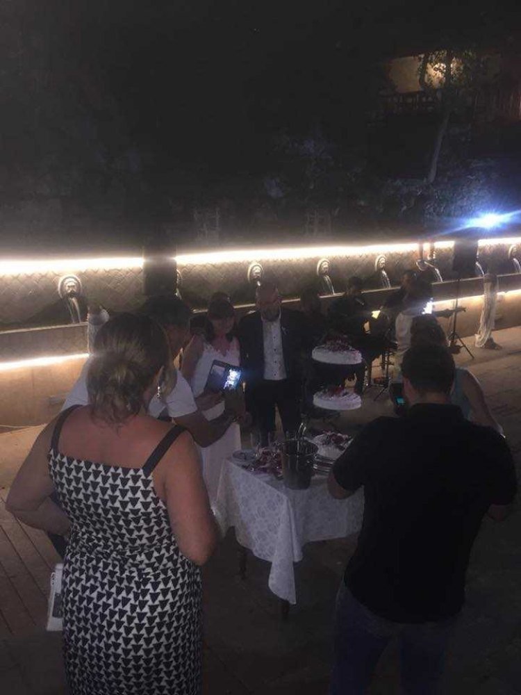 Παραδοσιακός γάμος Βέλγων στην Κρήτη -Με λαούτο, λύρα και χορευτές [εικόνες] | iefimerida.gr 3