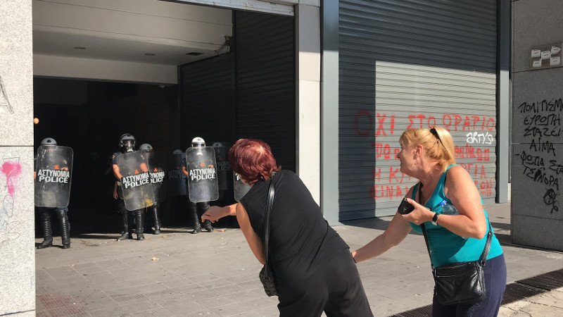 Ενταση στο ΥΠΟΙΚ -Ξύλο, αβγά και χημικά, στη συγκέντρωση της ΠΟΕΔΗΝ [εικόνες & βίντεο] | iefimerida.gr 3