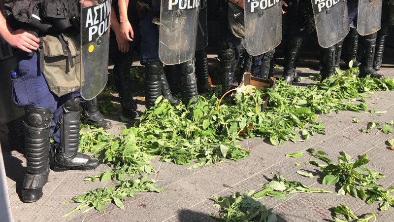 Ενταση στο ΥΠΟΙΚ -Ξύλο, αβγά και χημικά, στη συγκέντρωση της ΠΟΕΔΗΝ [εικόνες & βίντεο] | iefimerida.gr 5