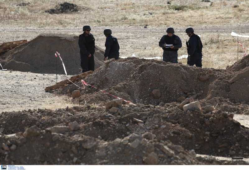 Καρέ καρέ η προετοιμασία για την ελεγχόμενη έκρηξη βλήματος στη Γλυφάδα [εικόνες] | iefimerida.gr 2