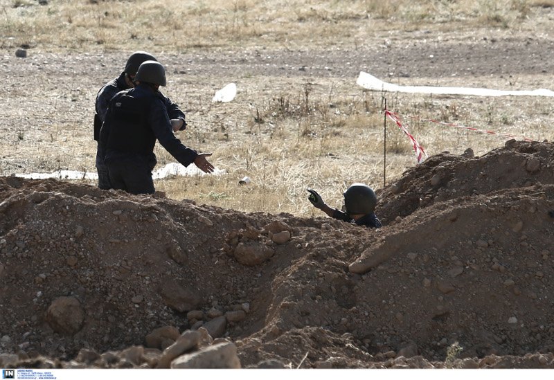 Καρέ καρέ η προετοιμασία για την ελεγχόμενη έκρηξη βλήματος στη Γλυφάδα [εικόνες] | iefimerida.gr 7