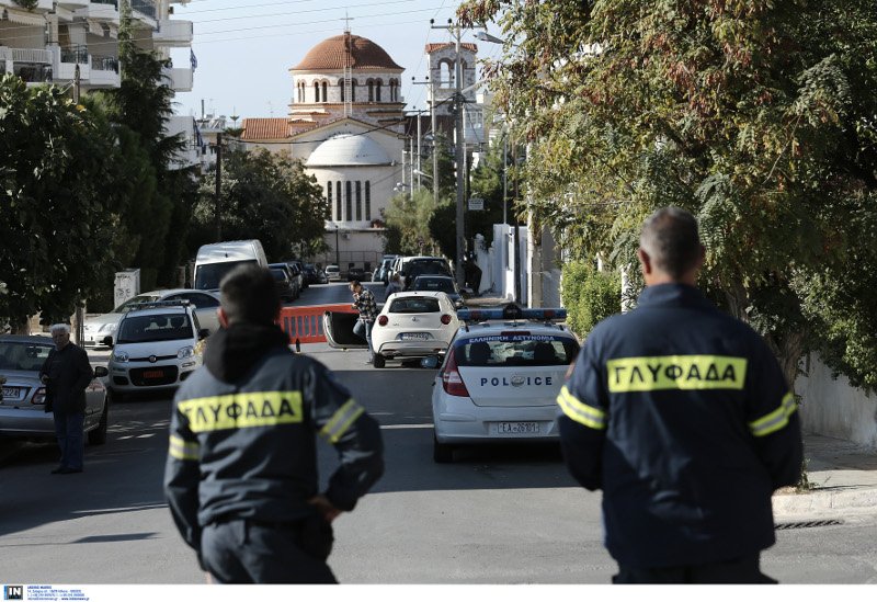 Καρέ καρέ η προετοιμασία για την ελεγχόμενη έκρηξη βλήματος στη Γλυφάδα [εικόνες] | iefimerida.gr 4