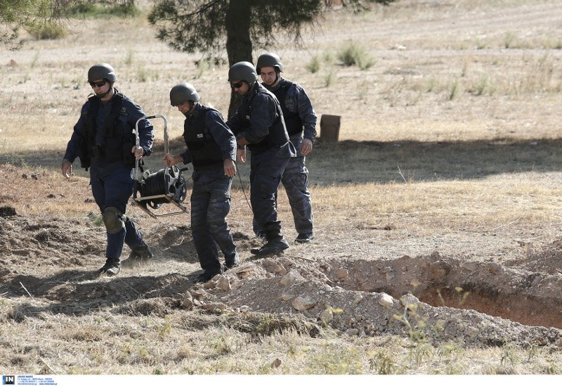 Καρέ καρέ η προετοιμασία για την ελεγχόμενη έκρηξη βλήματος στη Γλυφάδα [εικόνες] | iefimerida.gr 5