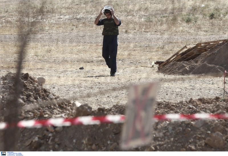 Καρέ καρέ η προετοιμασία για την ελεγχόμενη έκρηξη βλήματος στη Γλυφάδα [εικόνες] | iefimerida.gr 6