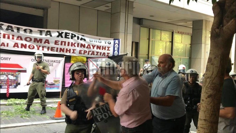 Διαδηλωτές της ΠΟΕΔΗΝ ήρθαν στα χέρα με άνδρες των ΜΑΤ έξω απο το ΥΠΟΙΚ- φωτογραφίες iefimerida