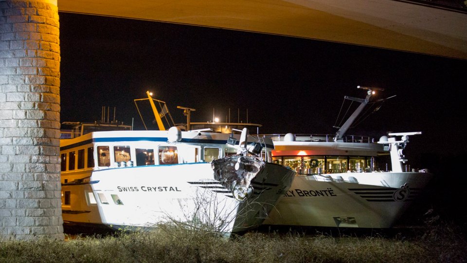 Ποταμόπλοιο έπεσε σε γέφυρα του Ρήνου - 27 τραυματίες | iefimerida.gr 0