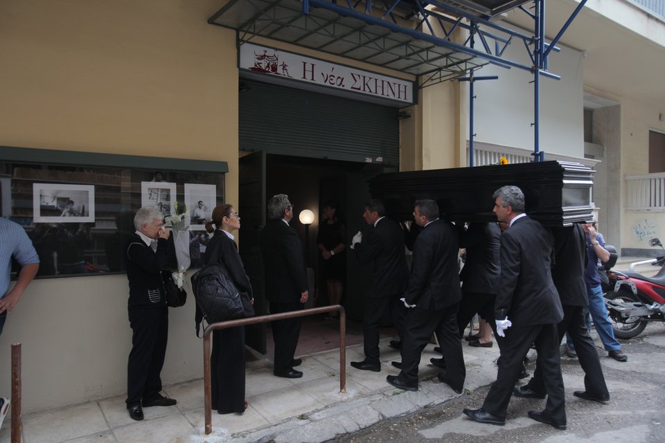 Αφατη θλίψη: Εφτασε η σορός του Λευτέρη Βογιατζή στο θέατρό του [εικόνες] | iefimerida.gr 1