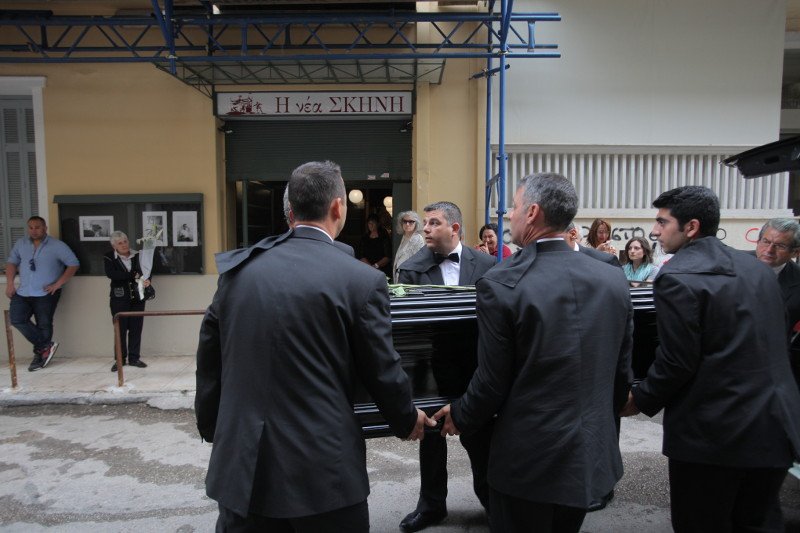 Αφατη θλίψη: Εφτασε η σορός του Λευτέρη Βογιατζή στο θέατρό του [εικόνες] | iefimerida.gr 2