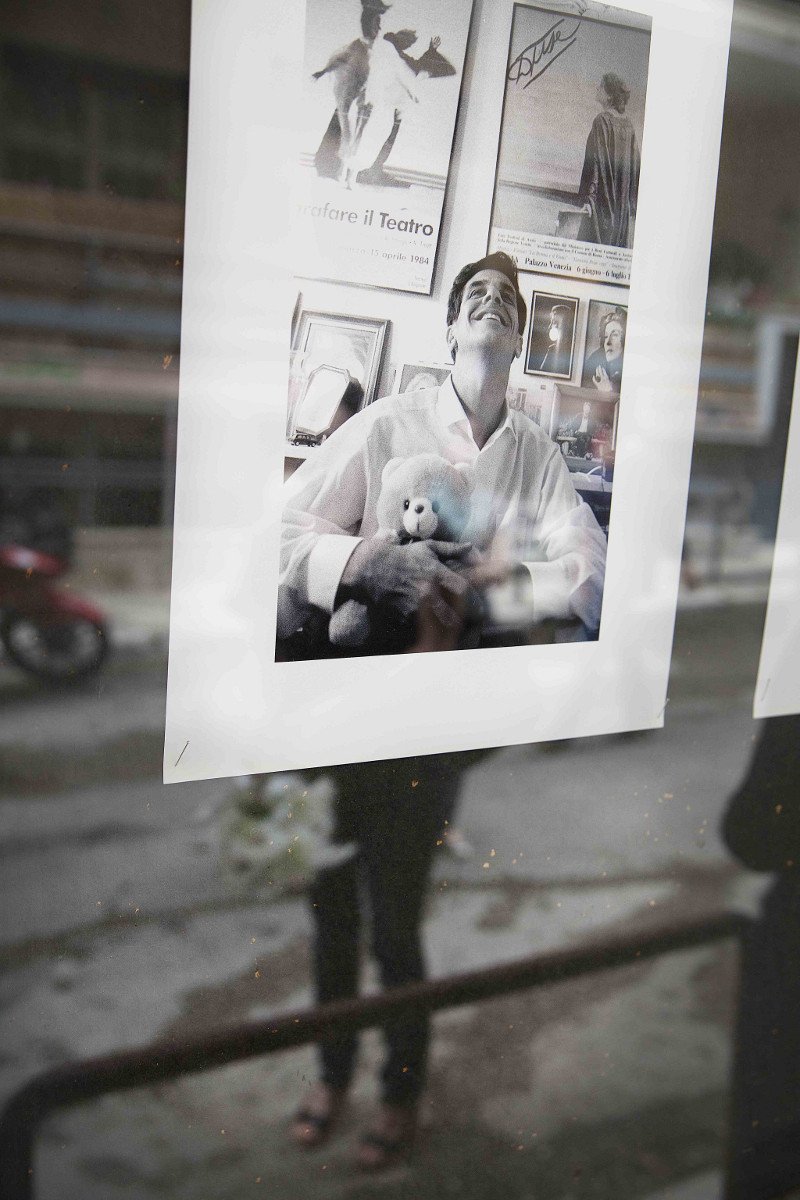 Αφατη θλίψη: Εφτασε η σορός του Λευτέρη Βογιατζή στο θέατρό του [εικόνες] | iefimerida.gr 0