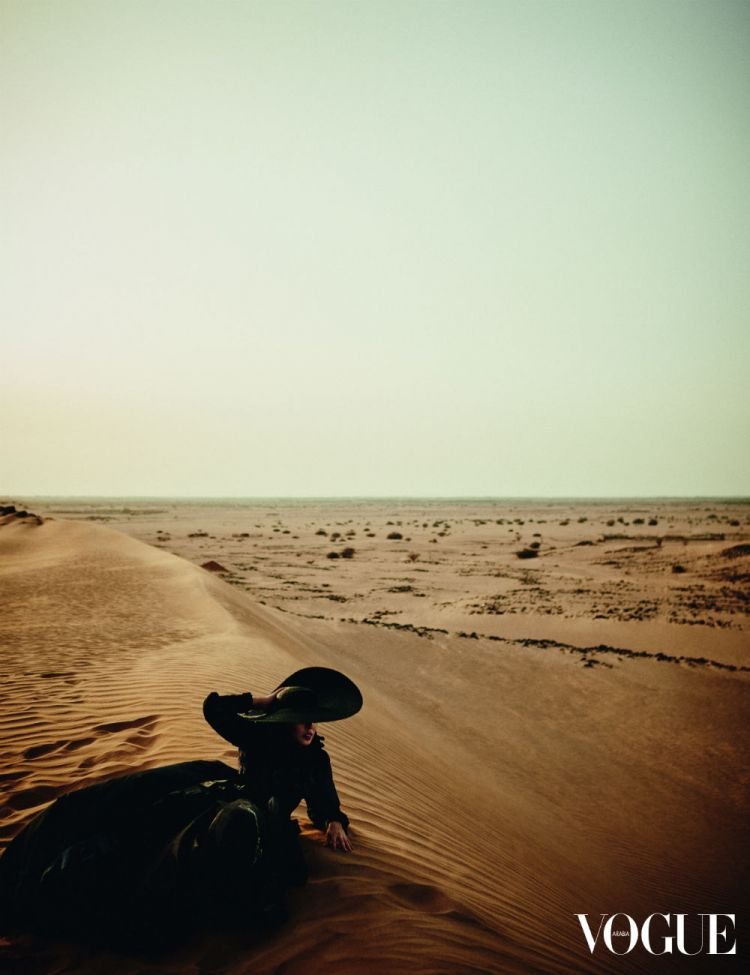 Το ανατρεπτικό εξώφυλλο της Vogue: Μια πριγκίπισσα με μαντήλα, στο τιμόνι [εικόνες] | iefimerida.gr 2