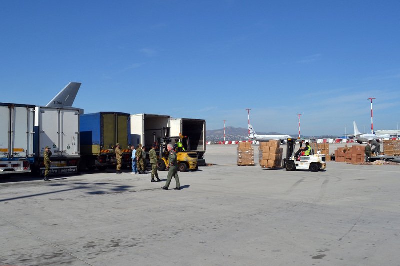 Οι Ολλανδοί έστειλαν στην Ελλάδα κρεβάτια, κουβέρτες, μαξιλάρια για τους πρόσφυγες [εικόνες] | iefimerida.gr 0