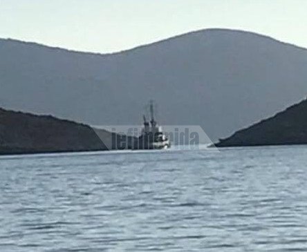 Οι πρώτες εικόνες από το πλοίο του Πολεμικού Ναυτικού που προσάραξε στον Πόρο | iefimerida.gr 0