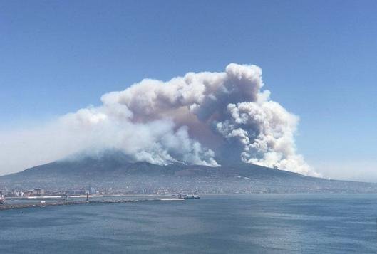 Η μαφία κατηγορείται ότι έβαλε φωτιά στο Βεζούβιο [εικόνες & βίντεο]  | iefimerida.gr 5