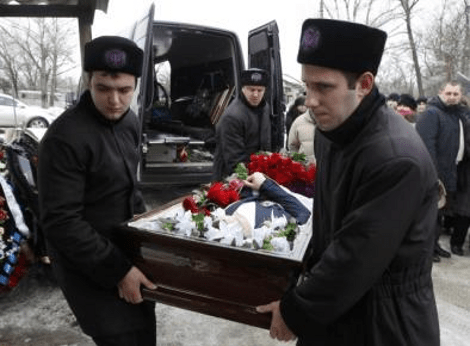 Ο Πούτιν σε ρόλο γιατρού: Φόρεσε ιατρική ρόμπα και επισκέφθηκε τους τραυματίες των επιθέσεων στο Βόλγκογκραντ [εικόνες] | iefimerida.gr 0