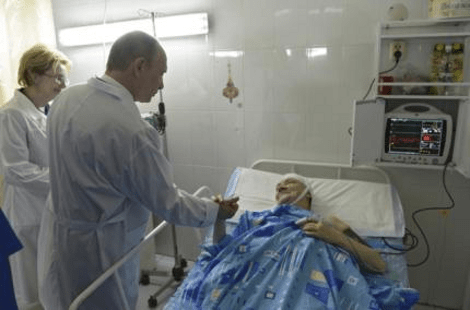 Ο Πούτιν σε ρόλο γιατρού: Φόρεσε ιατρική ρόμπα και επισκέφθηκε τους τραυματίες των επιθέσεων στο Βόλγκογκραντ [εικόνες] | iefimerida.gr 2