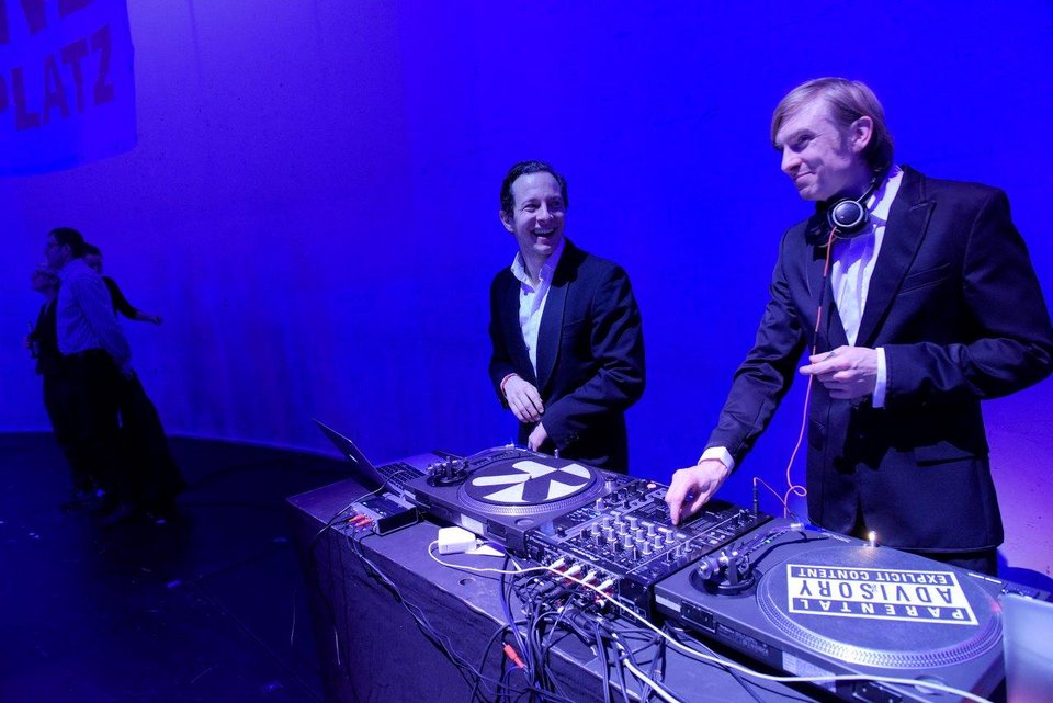 Γερμανοί στήνουν βαγόνια στο Φεστιβάλ Αθηνών -Με θέατρο, ταινίες, djs και μπύρες [πρόγραμμα]  | iefimerida.gr 3