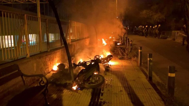 Βίντεο: Μηχανάκια τυλιγμένα στις φλόγες -Τα επεισόδια στο Μετς, έπειτα από αγώνα βόλεϊ [εικόνες] | iefimerida.gr 3