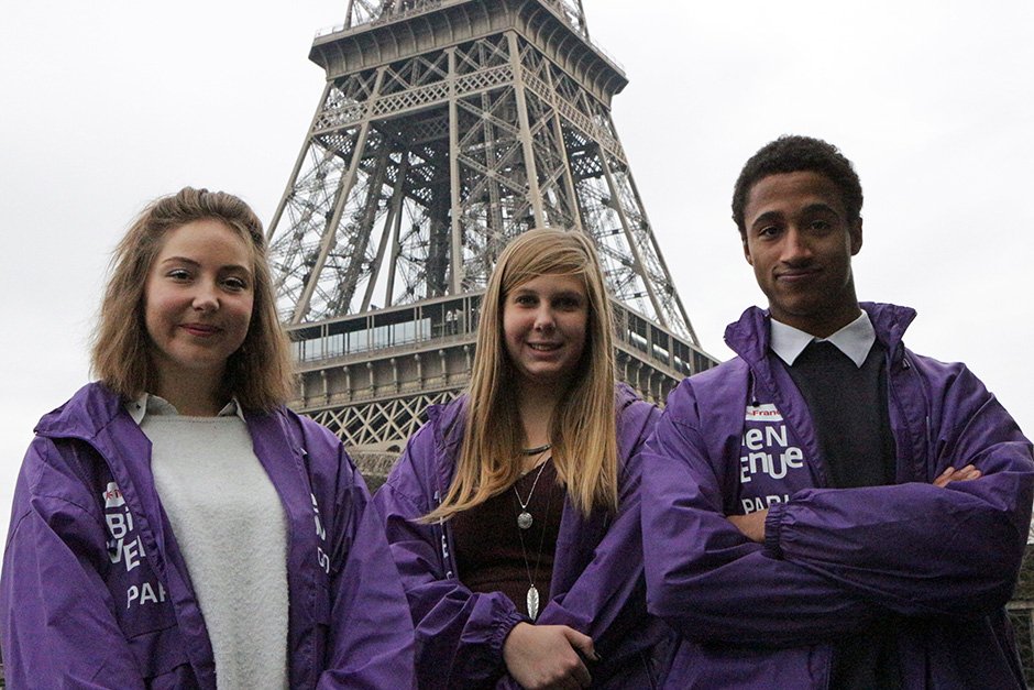 150 εθελοντές-ξεναγοί υποδέχονται τους τουρίστες στο γιορτινό Παρίσι [εικόνες] | iefimerida.gr 1