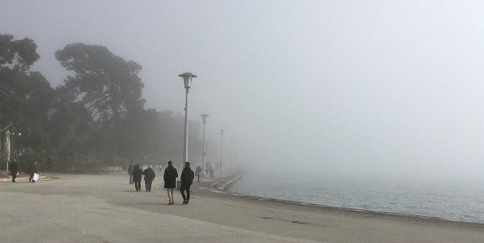 Πυκνή ομίχλη κάλυψε το λιμάνι του Βόλου -Με δυσκολία η κίνηση των οχημάτων [εικόνες]  | iefimerida.gr 0