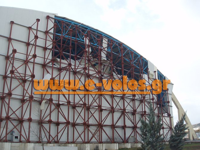 Ο αέρας ξήλωσε την οροφή Κολυμβητήριου την ώρα της προπόνησης [εικόνες] | iefimerida.gr 1