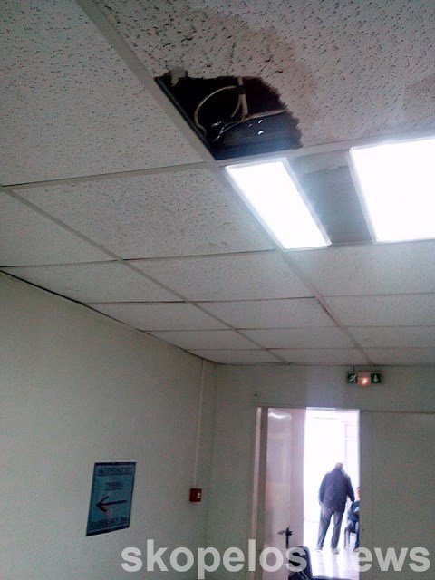 Βόλος: Τμήμα της οροφής στο ΙΚΑ έπεσε στα κεφάλια ασθενών [εικόνες] | iefimerida.gr 1