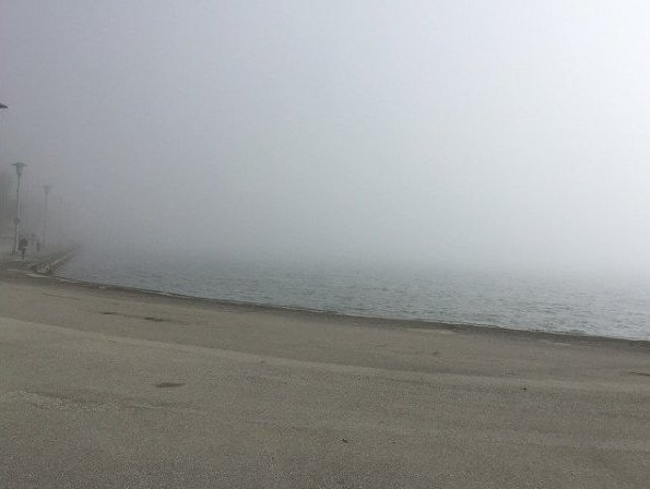 Πυκνή ομίχλη κάλυψε το λιμάνι του Βόλου -Με δυσκολία η κίνηση των οχημάτων [εικόνες]  | iefimerida.gr 1