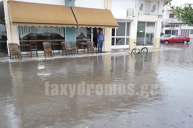 Πλημμύρισε ο Βόλος -Απίστευτες εικόνες από το καταστροφικό μπουρίνι [εικόνες] | iefimerida.gr 1