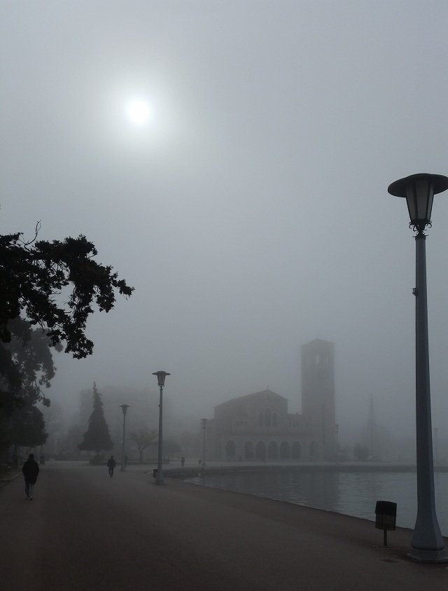 Πυκνή ομίχλη κάλυψε το λιμάνι του Βόλου -Με δυσκολία η κίνηση των οχημάτων [εικόνες]  | iefimerida.gr 2