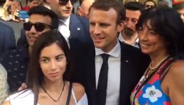 Η τελευταία έκπληξη των Μακρόν -Βόλτα σε Σύνταγμα-Ερμού, selfies και φιλιά με τον κόσμο! [εικόνες] | iefimerida.gr 13