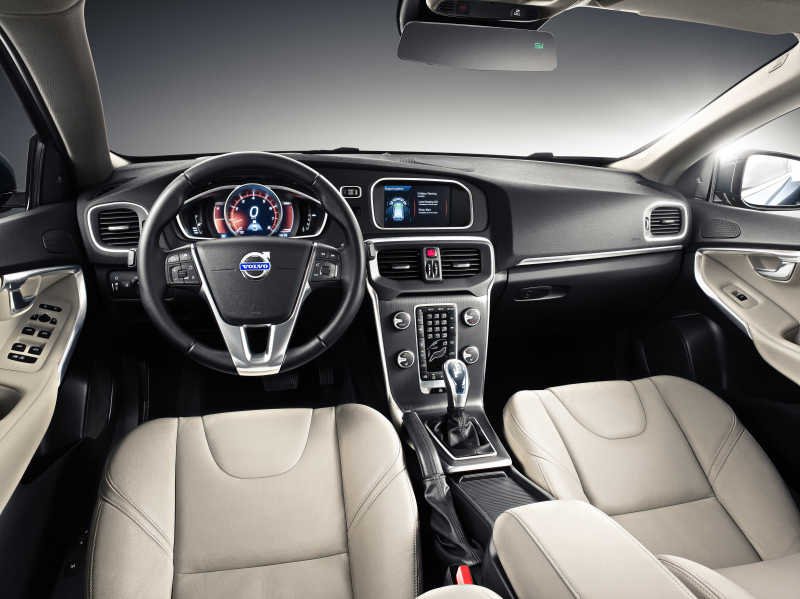 Νέο Volvo V40 T2: Καινούργια βασική και πιο προσιτή έκδοση | iefimerida.gr 2