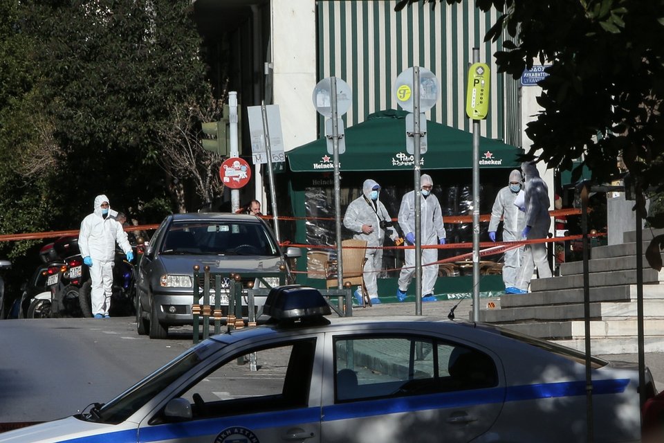 Τα θραύσματα από τη βόμβα και όποιο άλλο στοιχείο μεταφέρθηκε στα εργαστήρια της ΕΛ.ΑΣ.